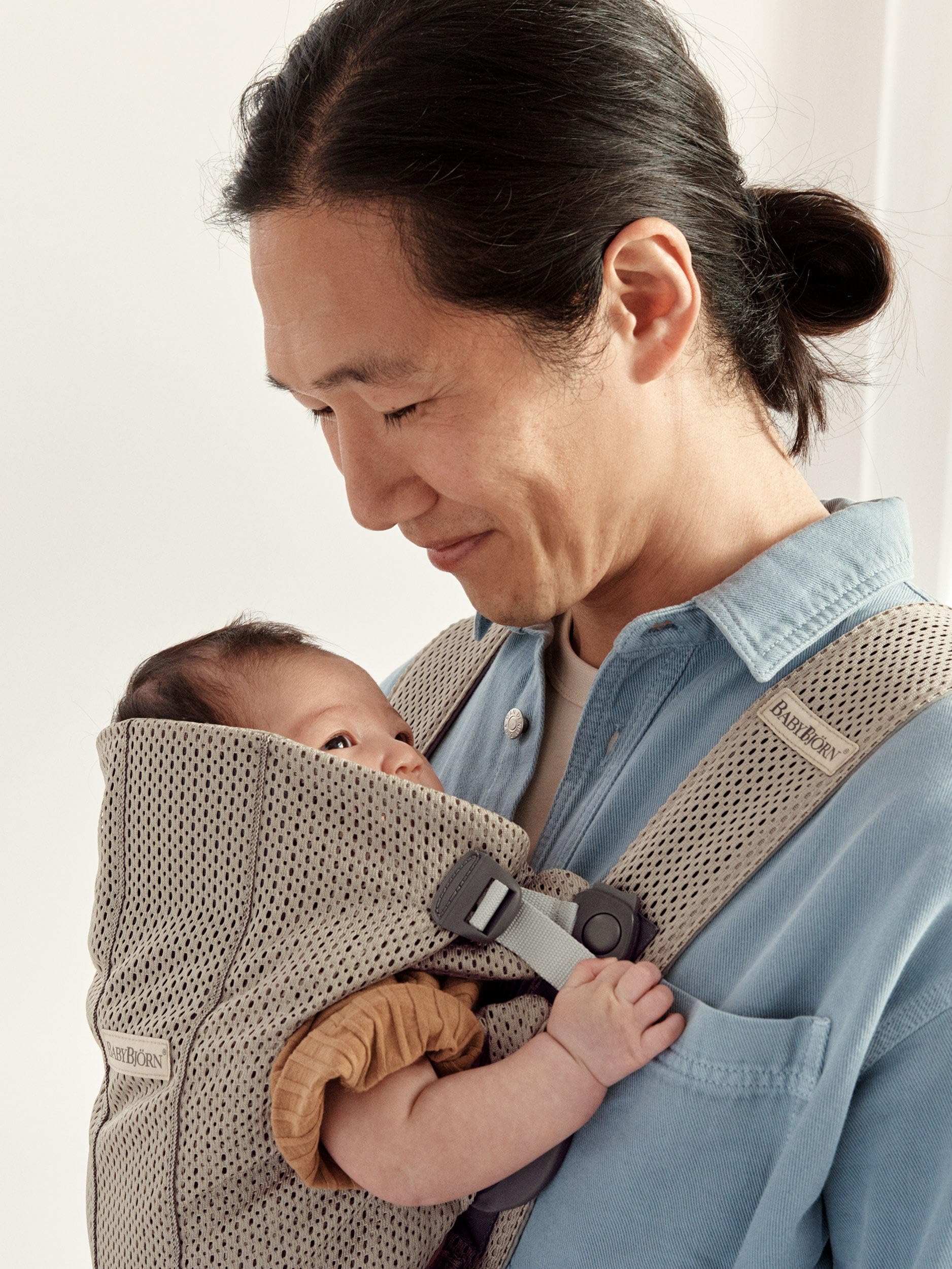BabyBjörn Mini gray-beige soft fabrics cradle baby comfortably