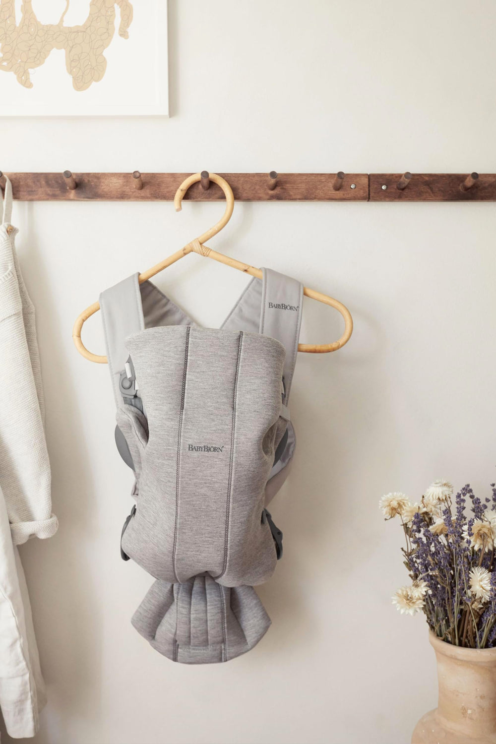 BabyBjörn Carrier Mini growth-friendly back with ergonomic positioning