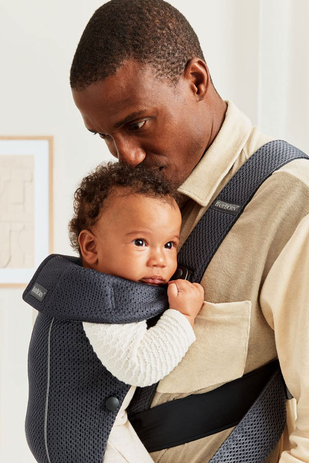 BabyBjörn Baby Carrier Mini head support image underscores continuous ergonomic support.
