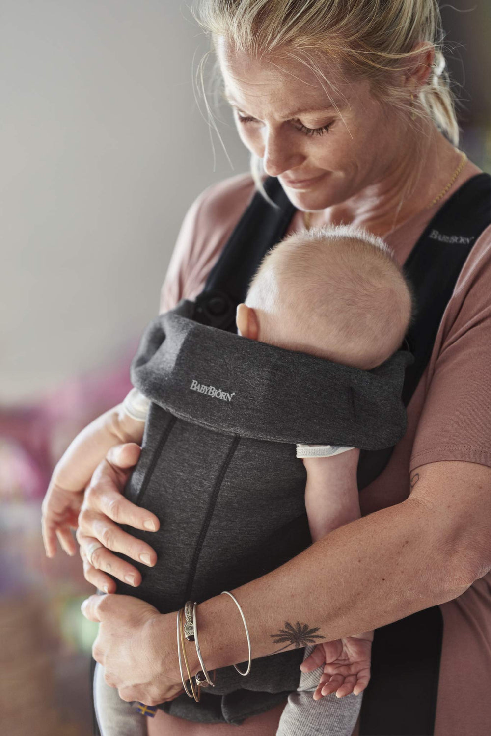 BabyBjörn Baby Carrier Mini hip-healthy design supports baby's hips.
