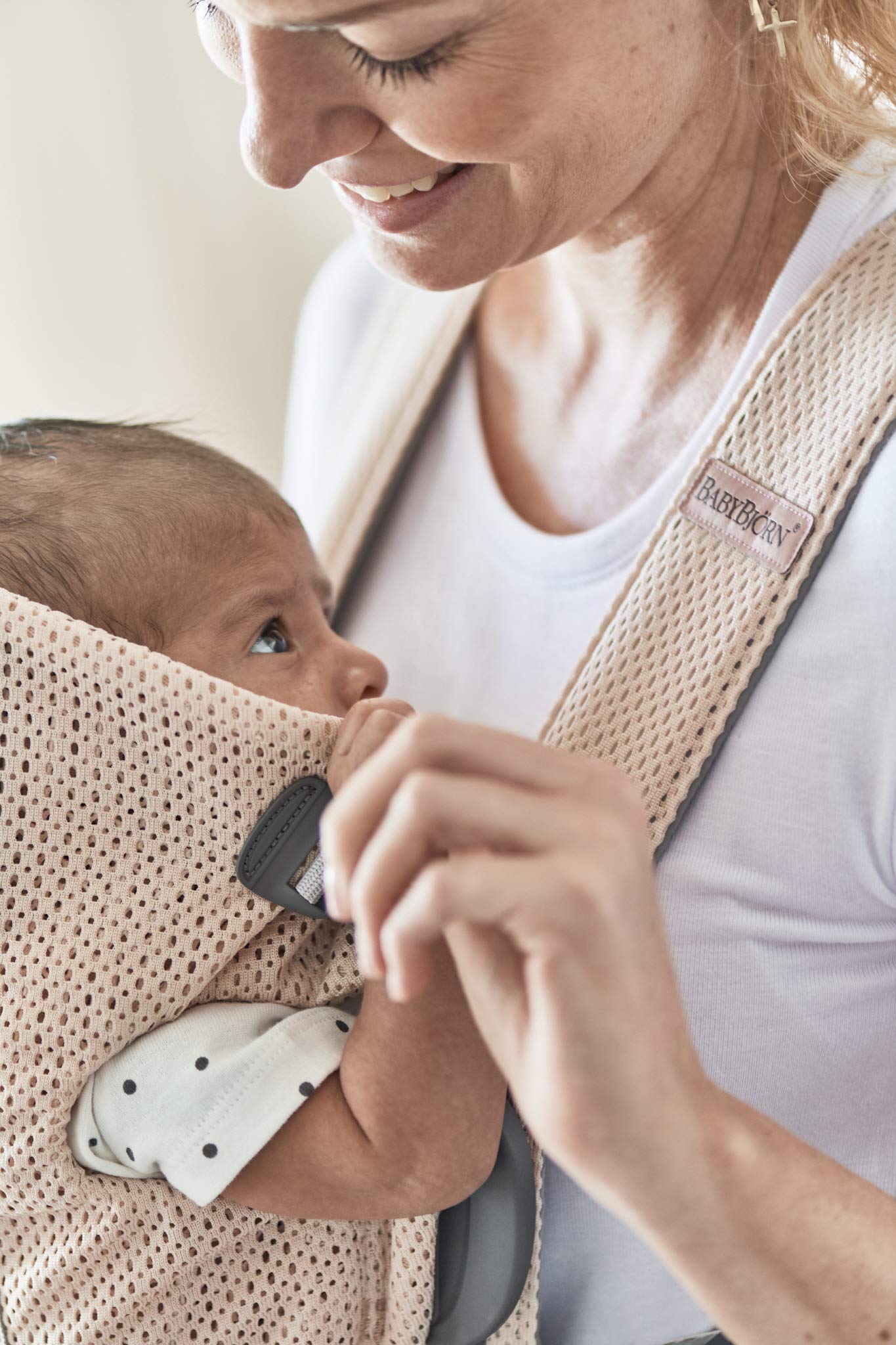 BabyBjörn Baby Carrier Mini is machine-washable for easy care and quick freshness.