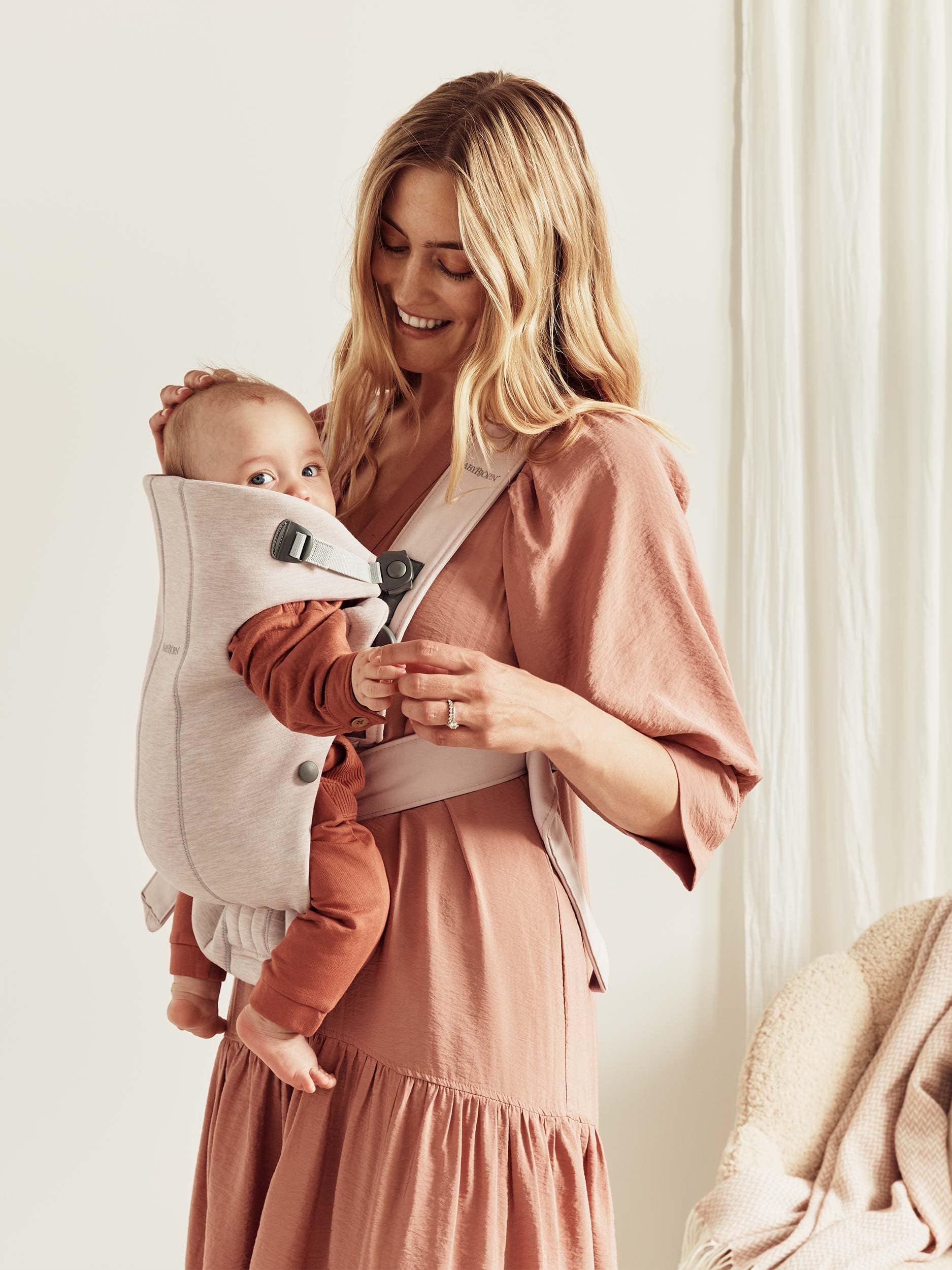 BabyBjörn Baby Carrier Mini woven-blend close-up showcases soft texture and closeness.