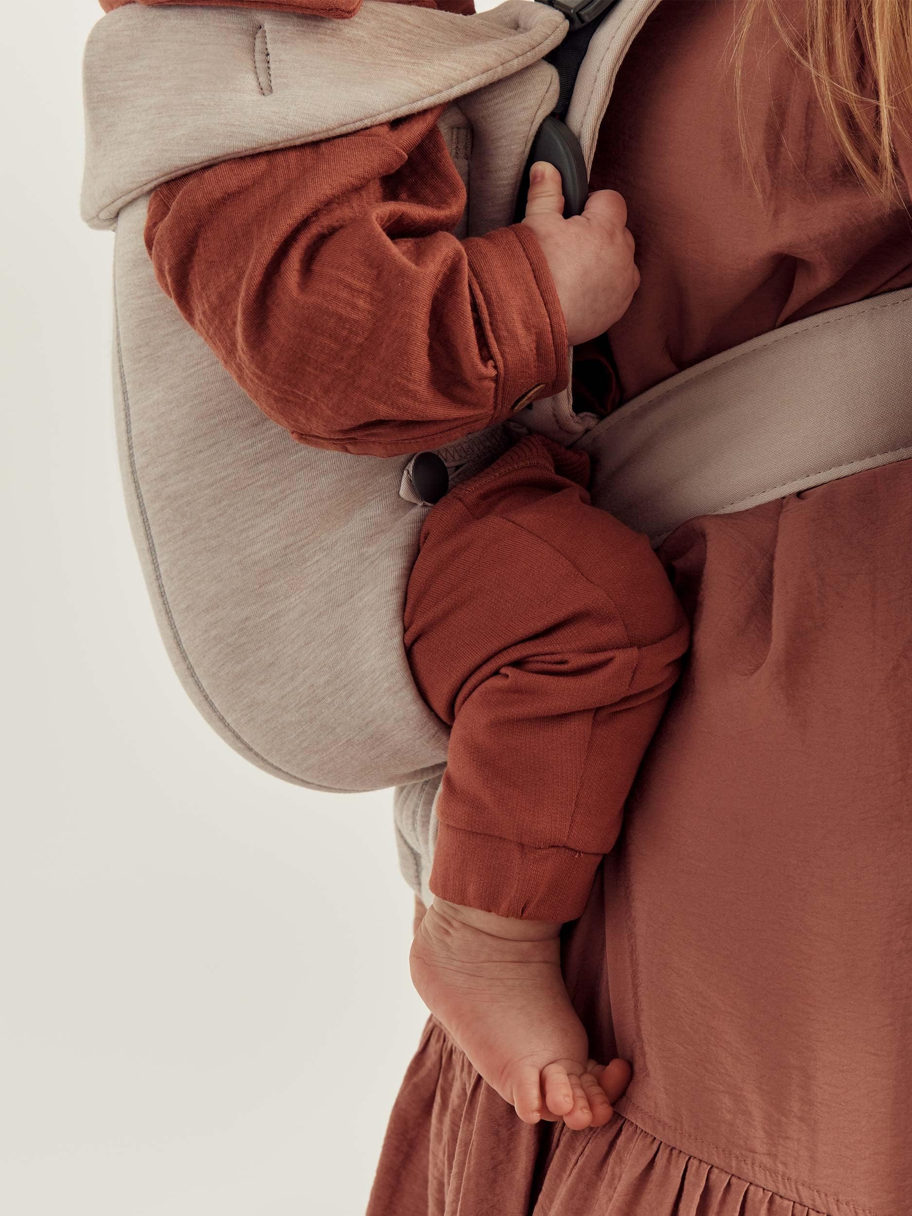 BabyBjörn Baby Carrier Mini new-born sleep scene conveys snug, secure containment.