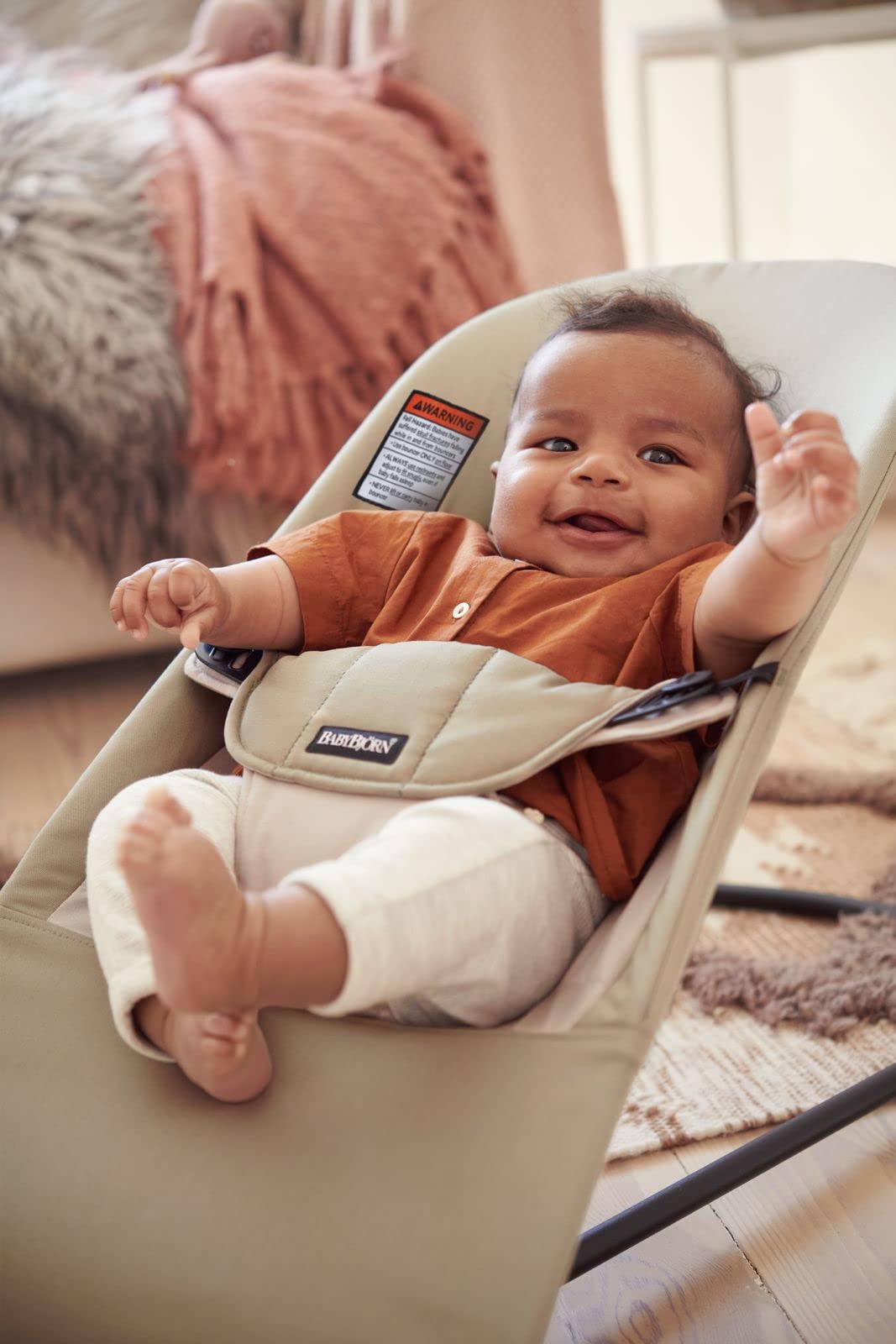 BabyBjörn Bouncer Balance Soft demonstrates 3-position adjustment for cozy outings