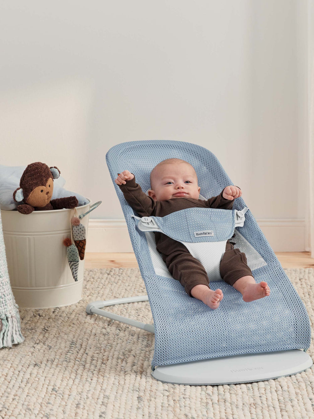 BabyBjörn Bouncer Balance Soft demonstrates four-position adjustment for growing infant