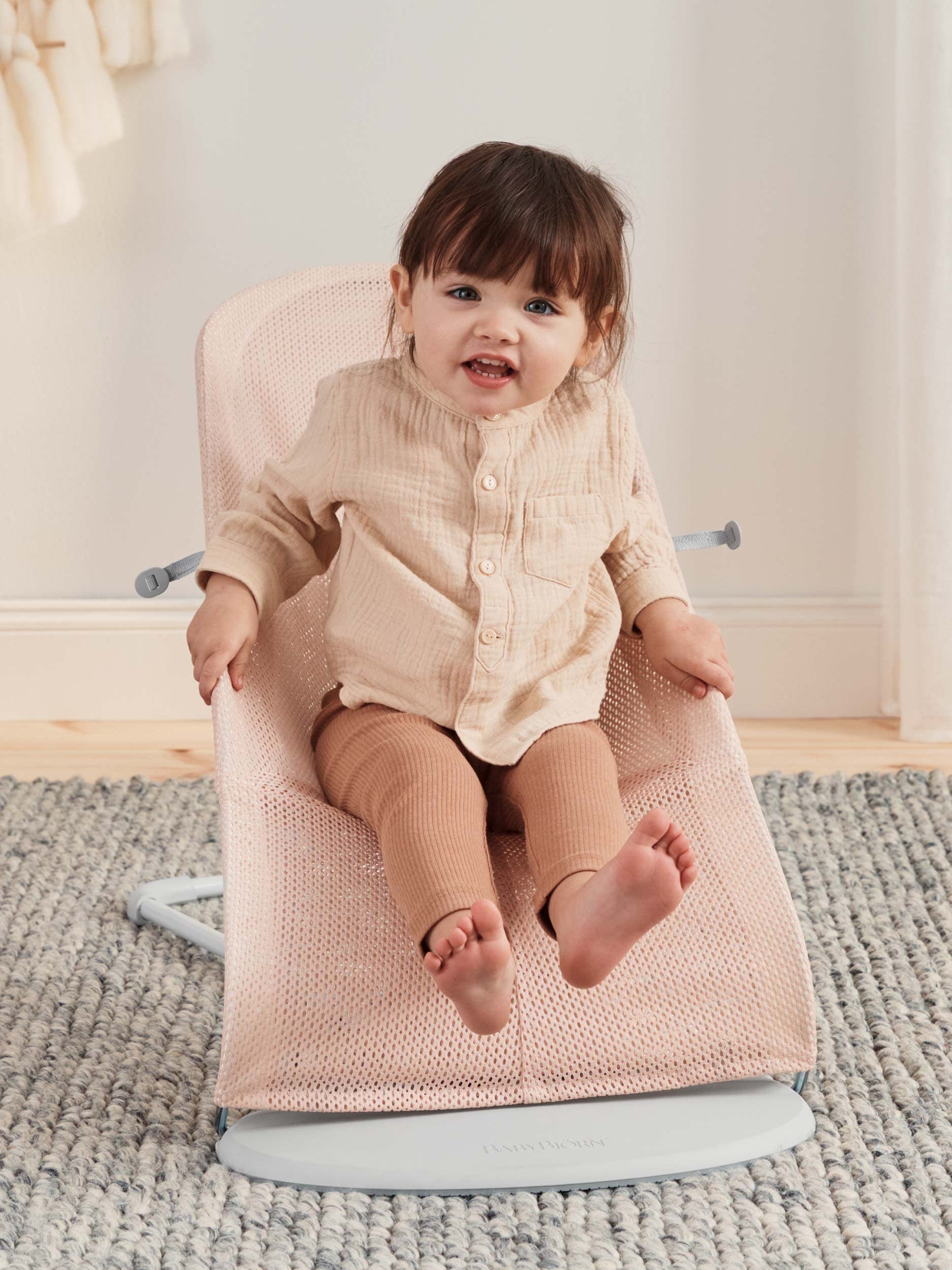 BabyBjörn Bouncer Balance Soft baby in bouncer demonstrates safe lounging.