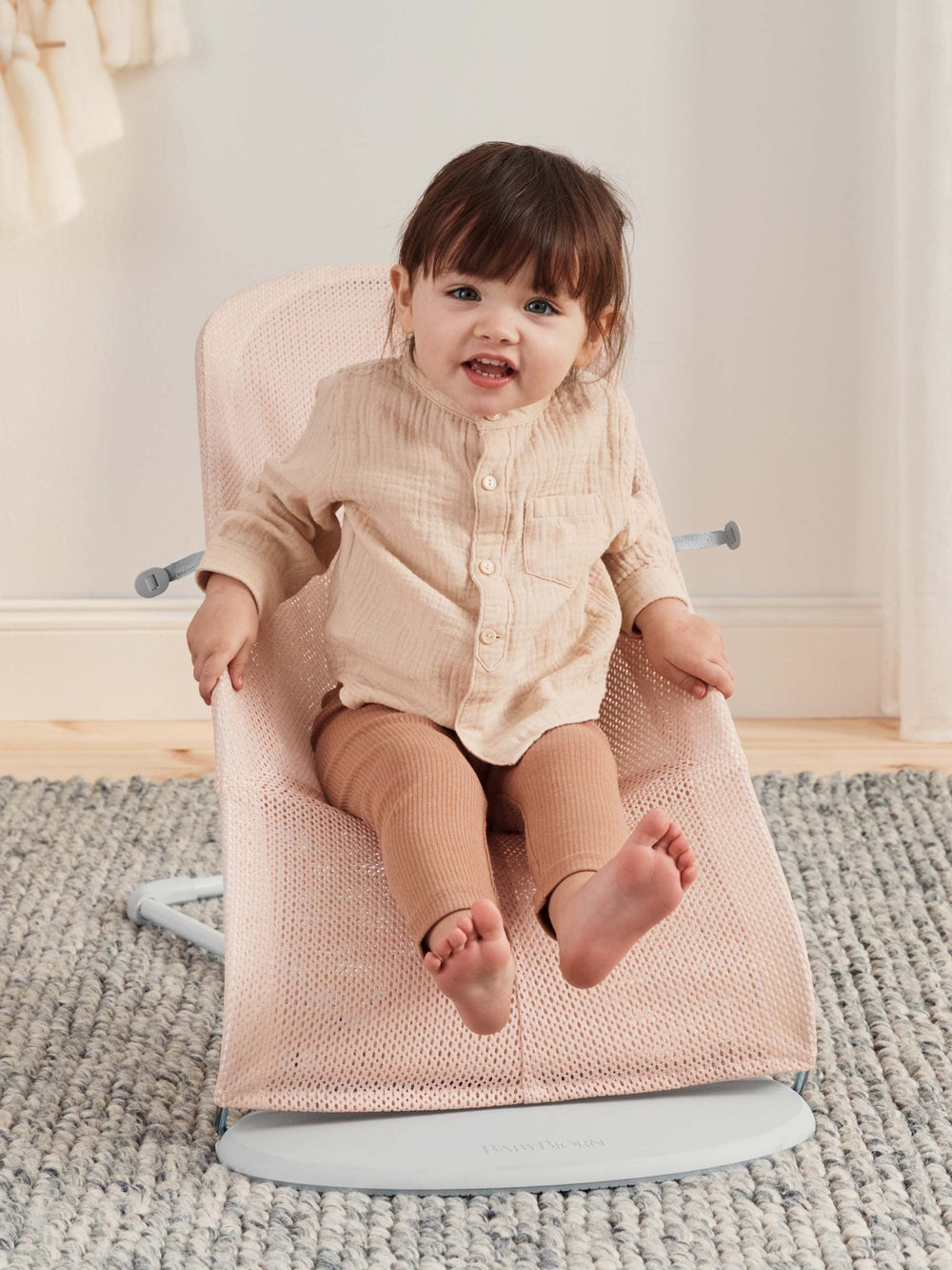 BabyBjörn Bouncer Balance Soft baby in bouncer demonstrates safe lounging.