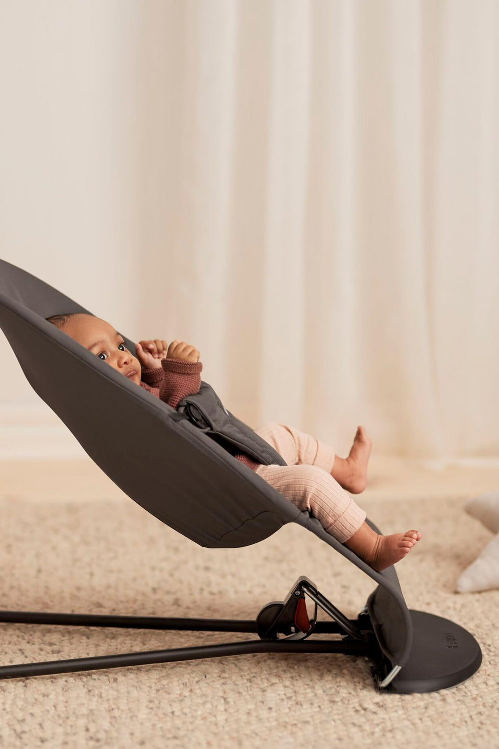 BabyBjörn Bouncer Balance Soft dark-gray fabric emphasizes cozy, calming sessions
