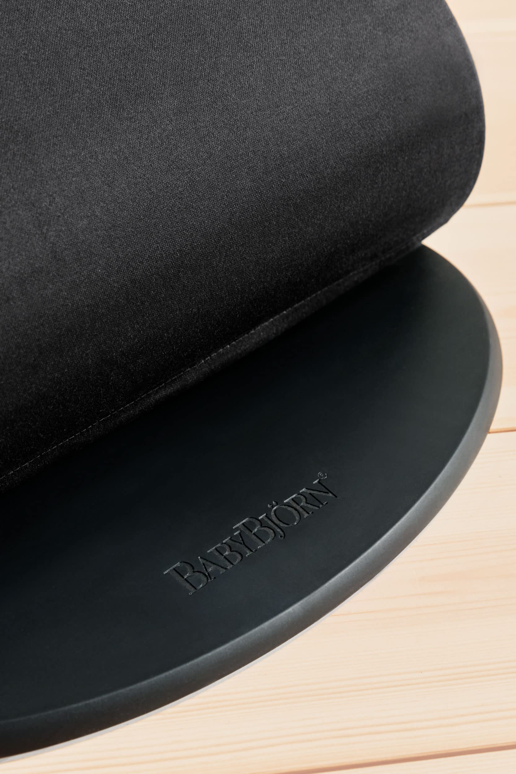 BabyBjörn Bouncer Balance Soft fabric close-up highlights soft, cozy material.