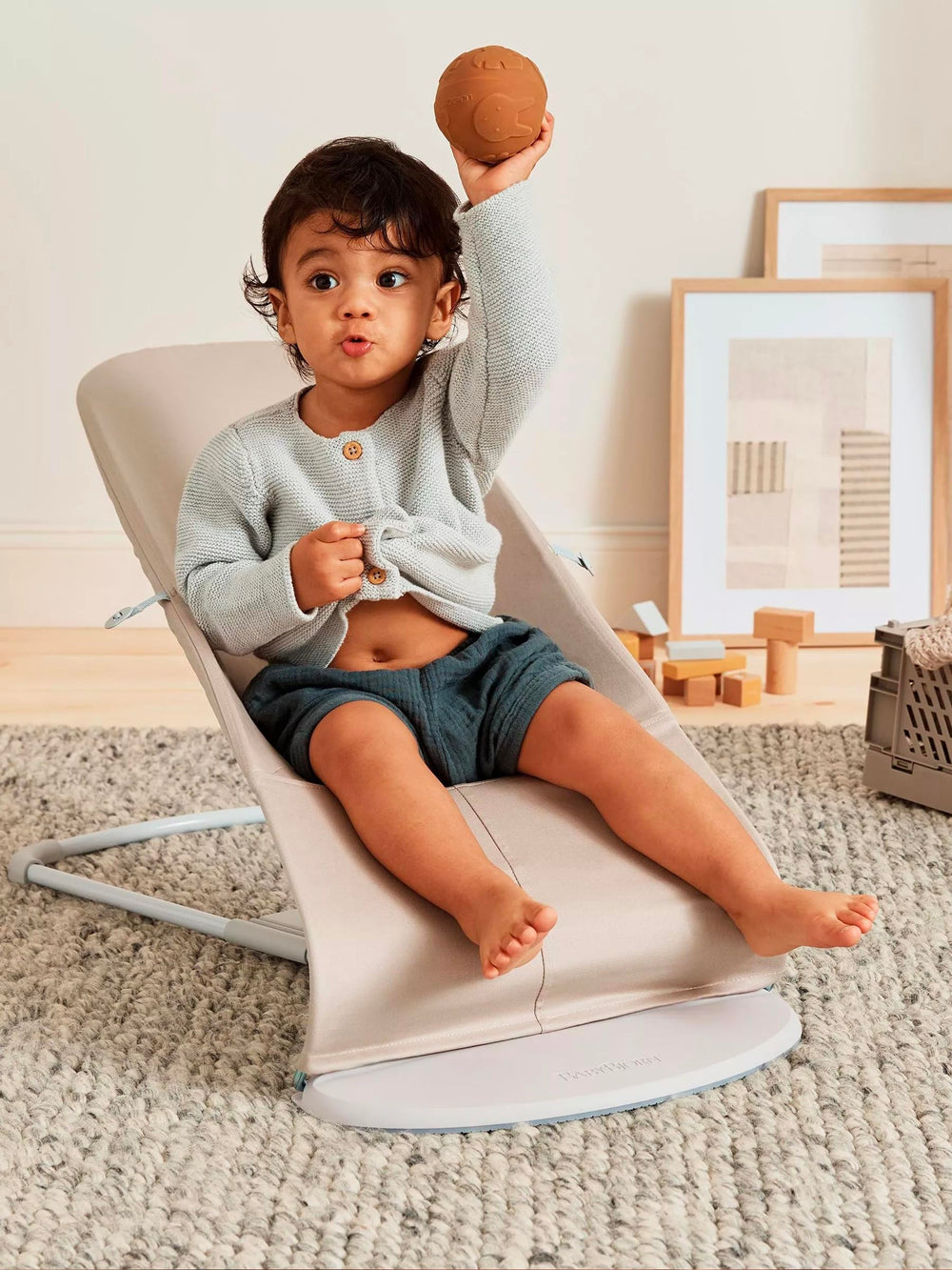 BabyBjörn Bouncer Balance Soft gentle rocking action powered by baby movements.