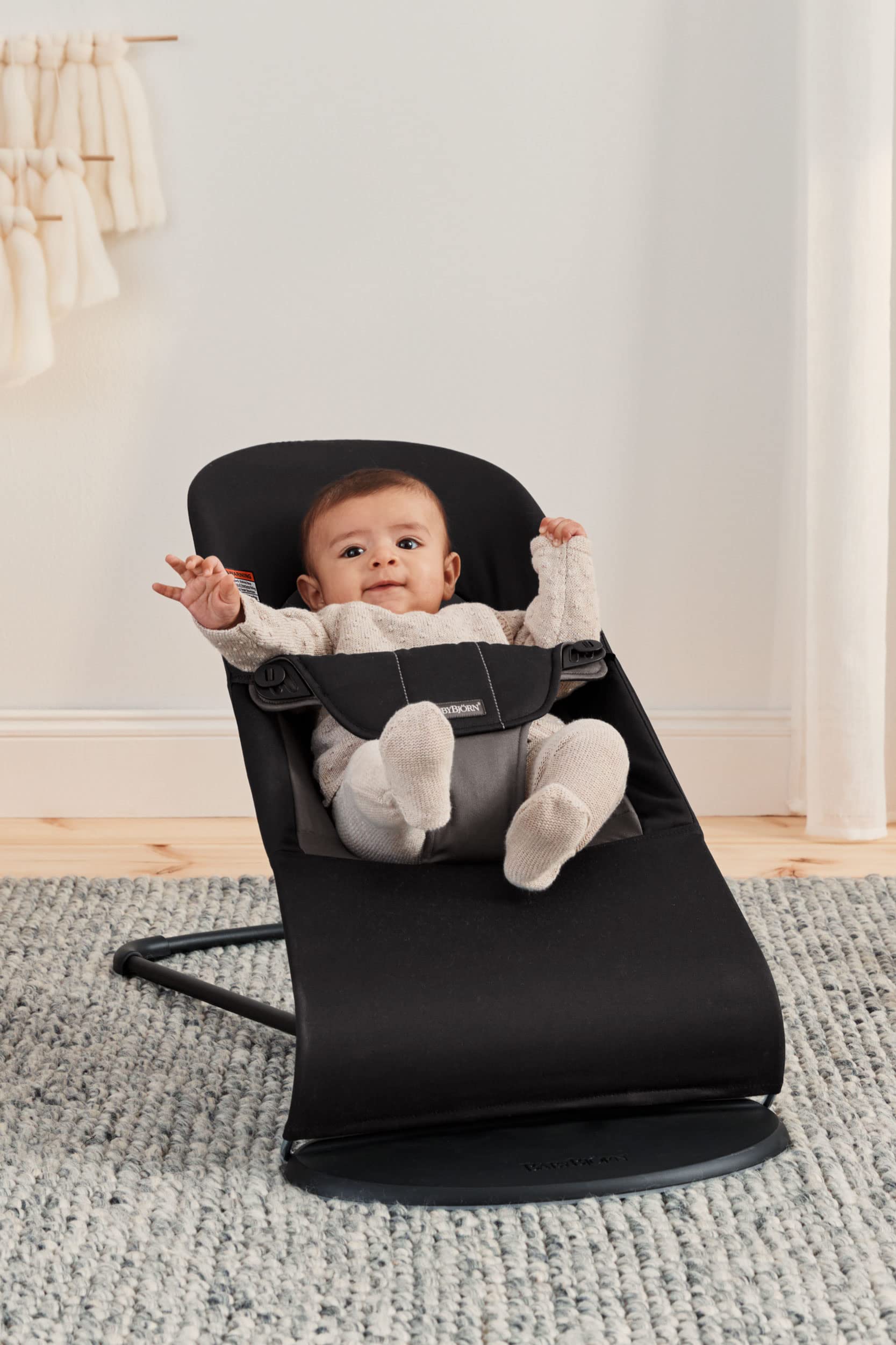 BabyBjörn Bouncer Balance Soft demonstrates natural rocking to engage baby's senses.