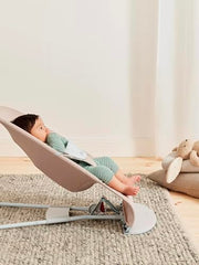 BabyBjörn Bouncer Balance Soft reverse seat demonstrates chair transition.