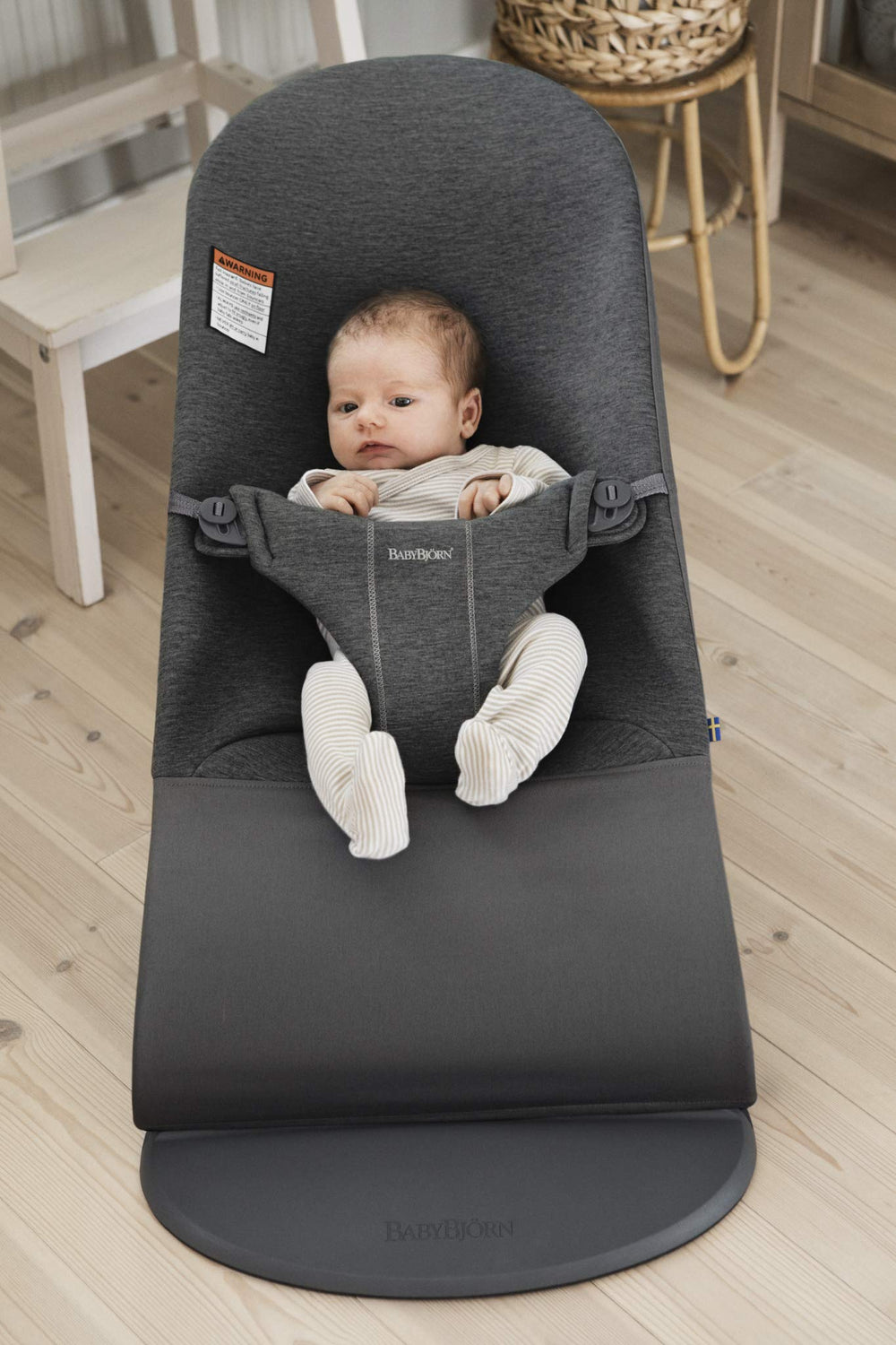 BabyBjorn Bouncer Bliss charcoal-gray seat for easy supervision and comfortable lounging.