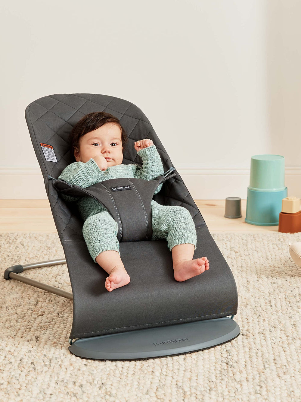BabyBjörn Bouncer Bliss cotton anthracite side view emphasizes ergonomic seating.