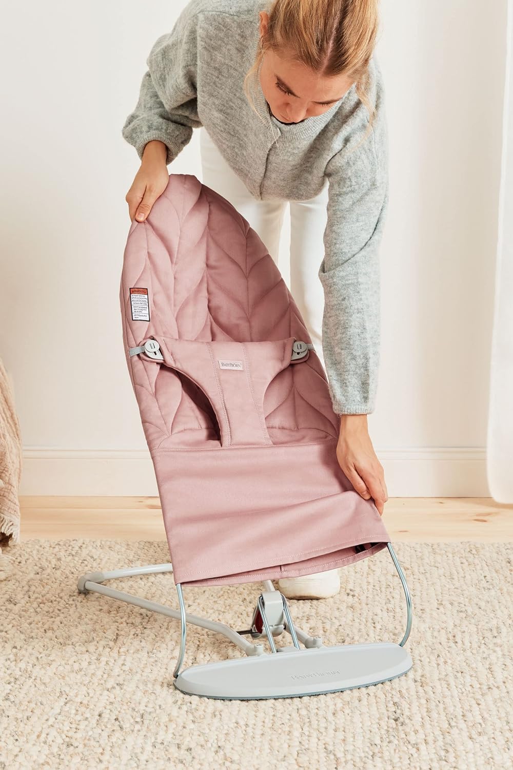 BabyBjörn Bouncer Bliss dusty pink lightweight design enables easy room-to-room transport.