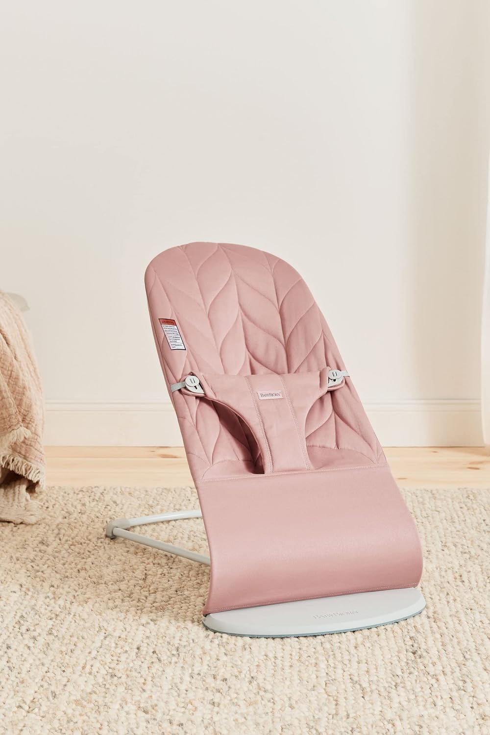 BabyBjörn Bouncer Bliss dusty pink no-battery rocking offers quiet natural motion.