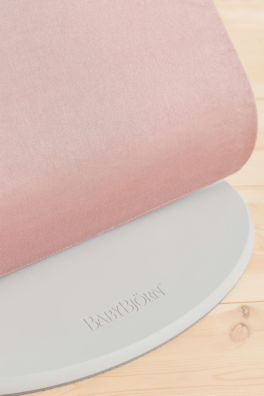 BabyBjörn Bouncer Bliss dusty pink portable use for everyday moments.