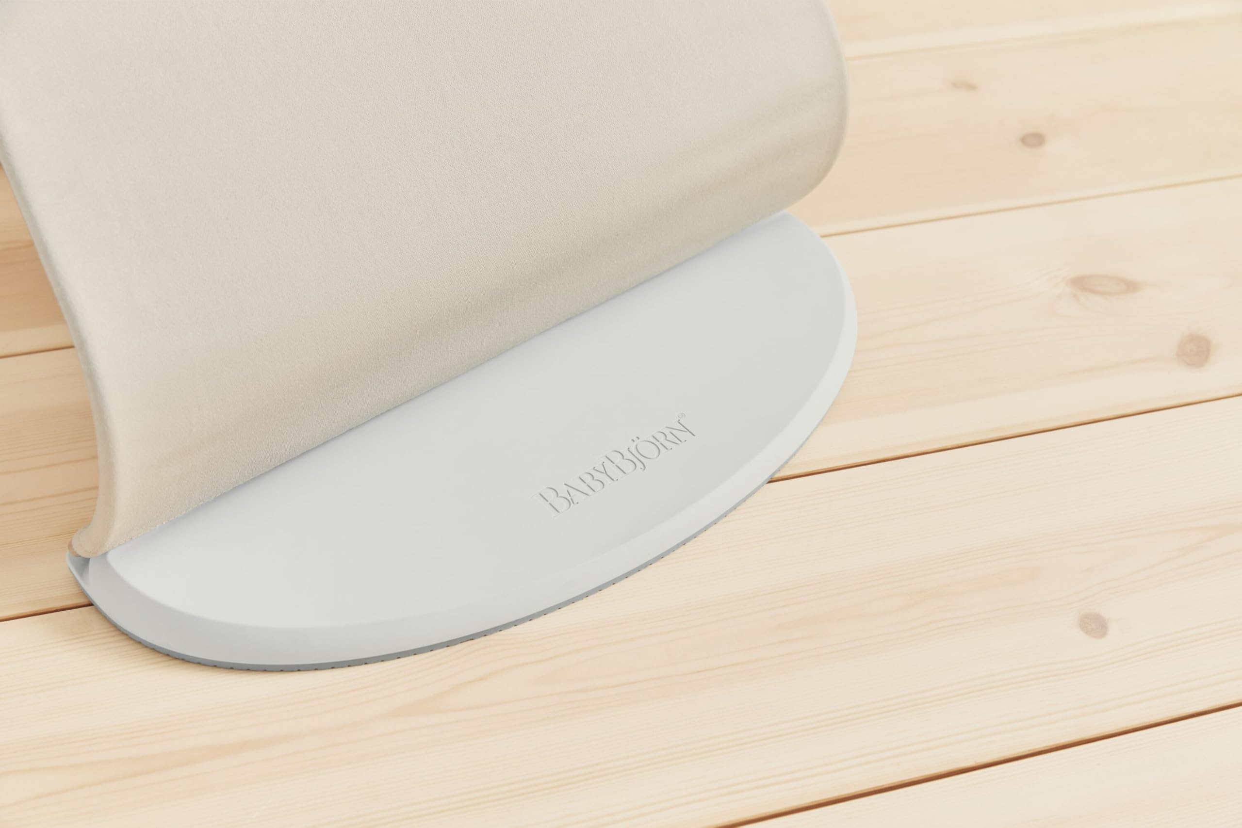 BabyBjörn Bouncer Bliss lightweight design travels easily for outings.