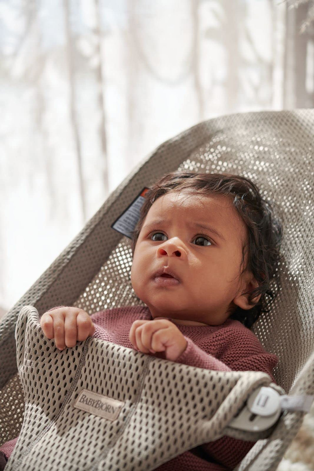 BabyBjörn Bouncer Bliss Mesh Gray Beige is lightweight and portable for quick room changes.