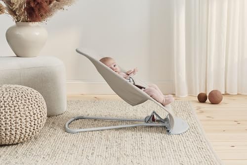 BabyBjörn Bouncer Bliss natural rocking from baby movements offers soothing rhythm.