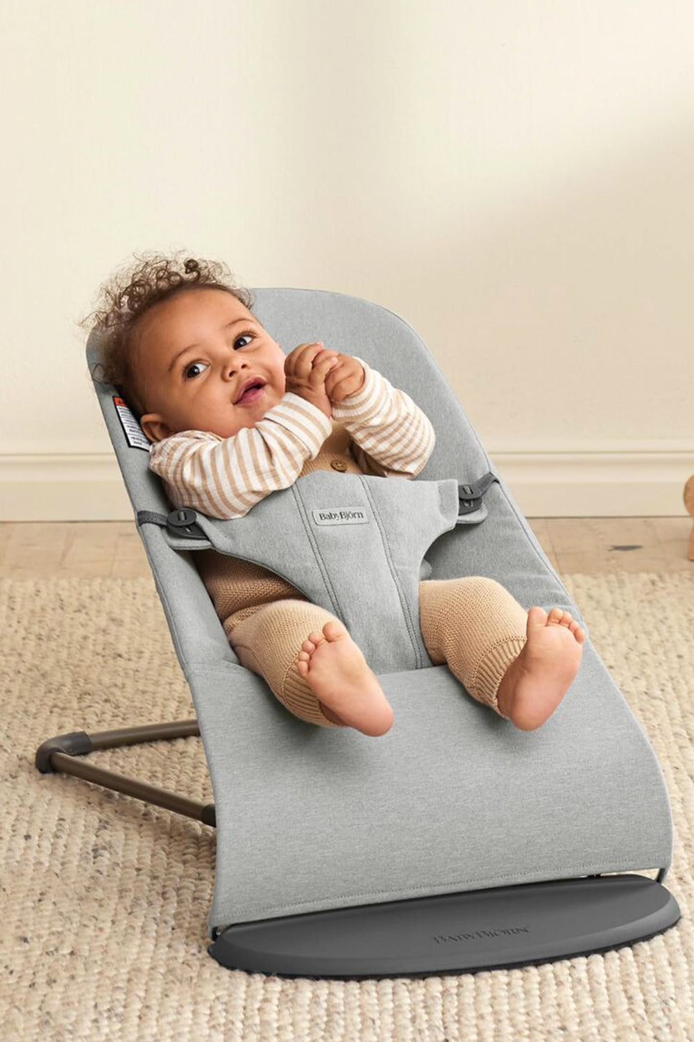 BabyBjörn Bouncer Bliss safety-harness keeps baby secure during use.