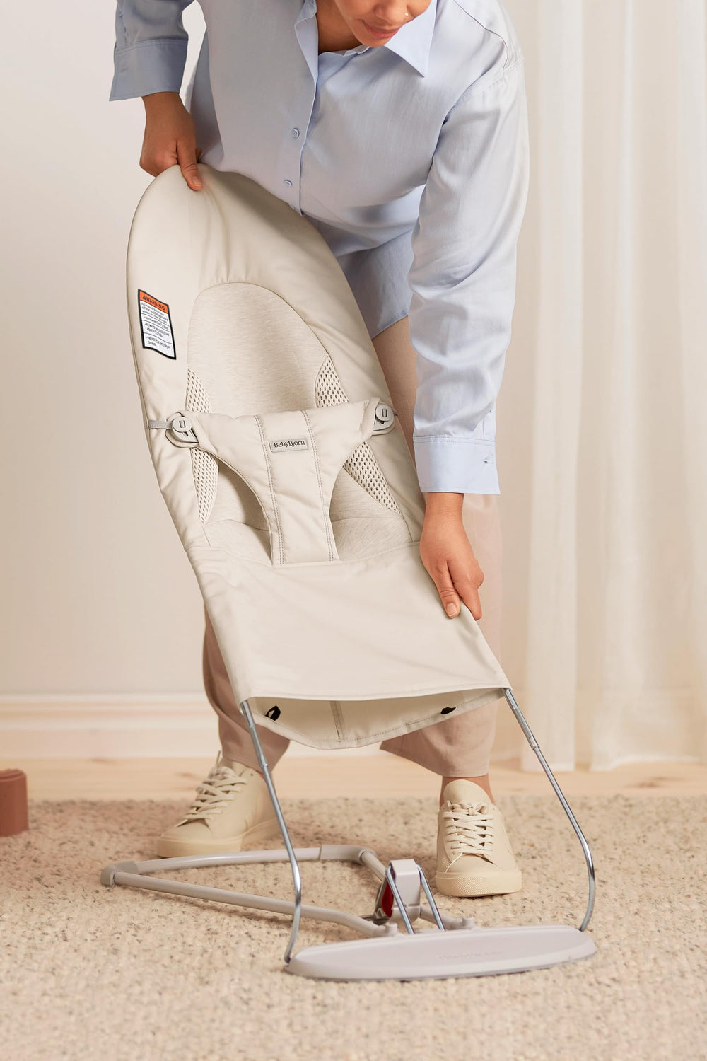 BabyBjörn Bouncer Balance Soft hip-friendly seat design promotes natural body alignment.
