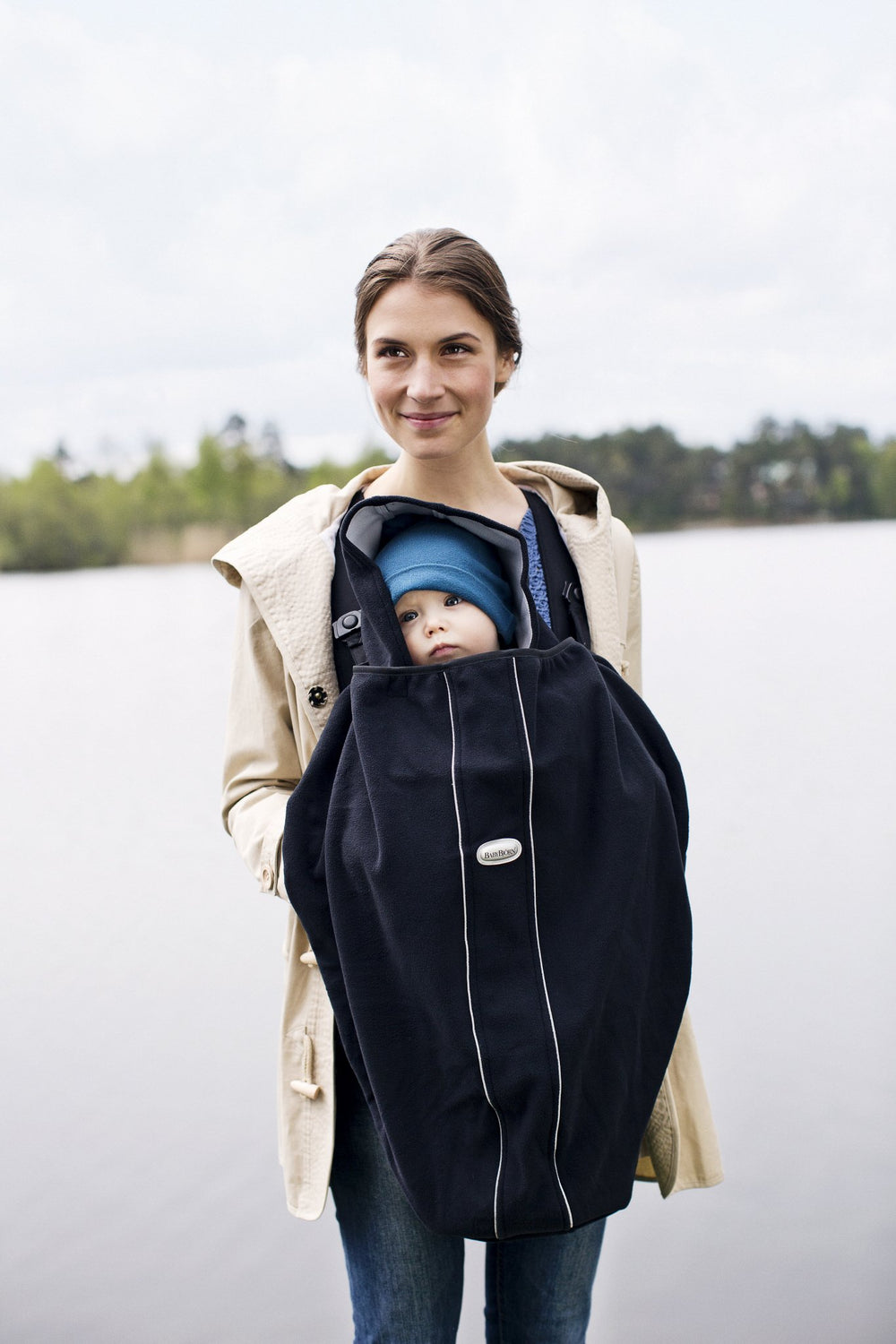 BABYBJÖRN cover doubles as a stroller blanket for on-the-go warmth.