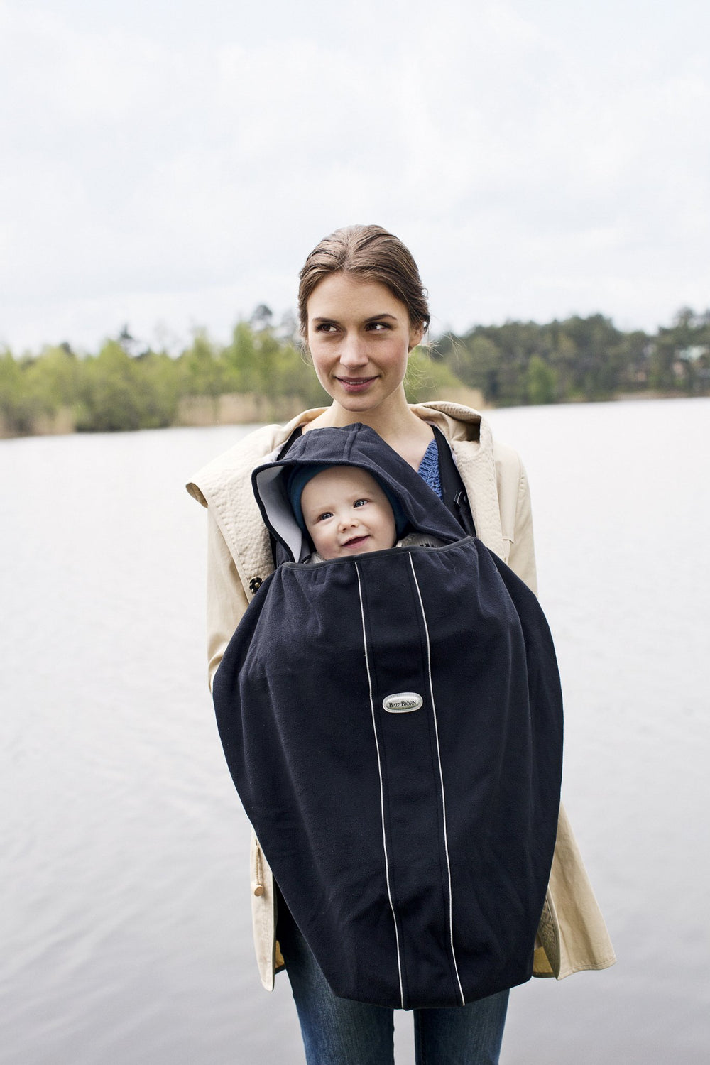 Soft fleece from BabyBjörn shields baby from cold wind and rain.