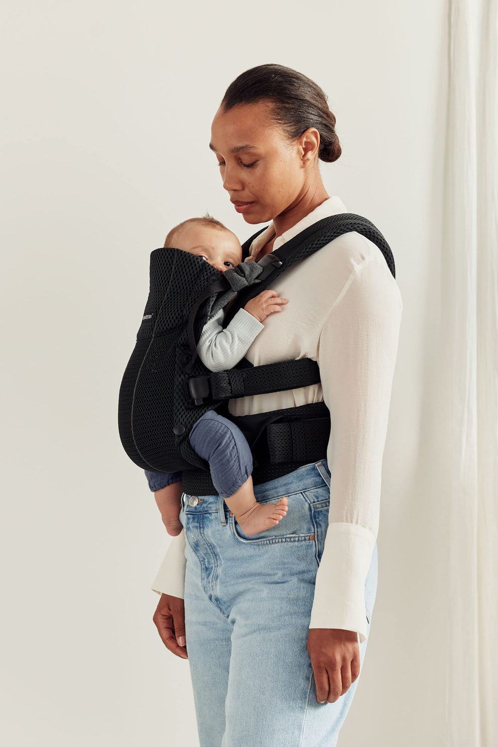 BabyBjörn Harmony 3D mesh close-up highlights breathable fabric for warm days.