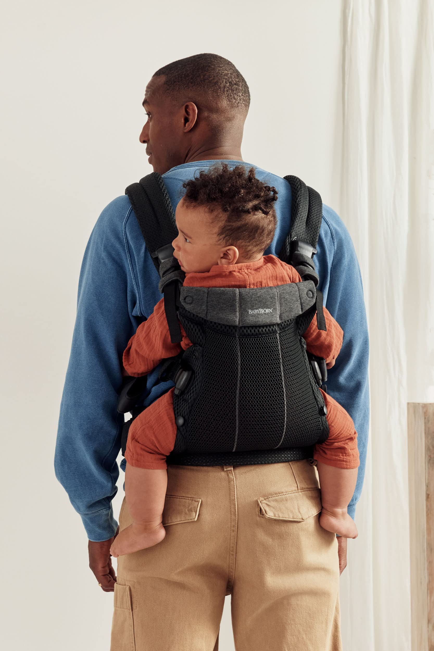 BabyBjörn Harmony newborn in-facing position fosters secure bonding.