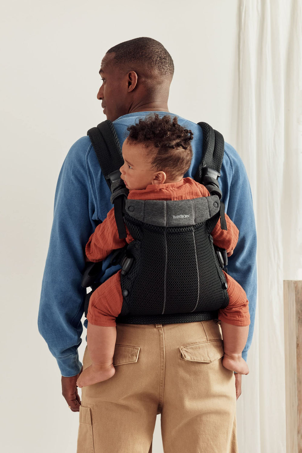 BabyBjörn Harmony newborn in-facing position fosters secure bonding.
