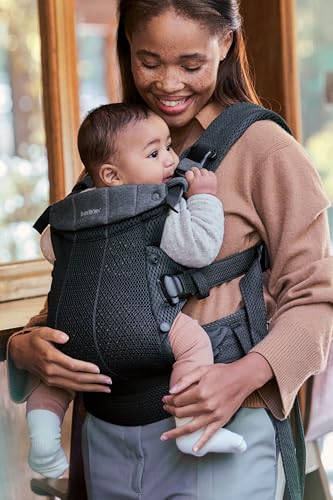BabyBjörn Harmony 3D mesh keeps air flowing for comfy wear in heat.