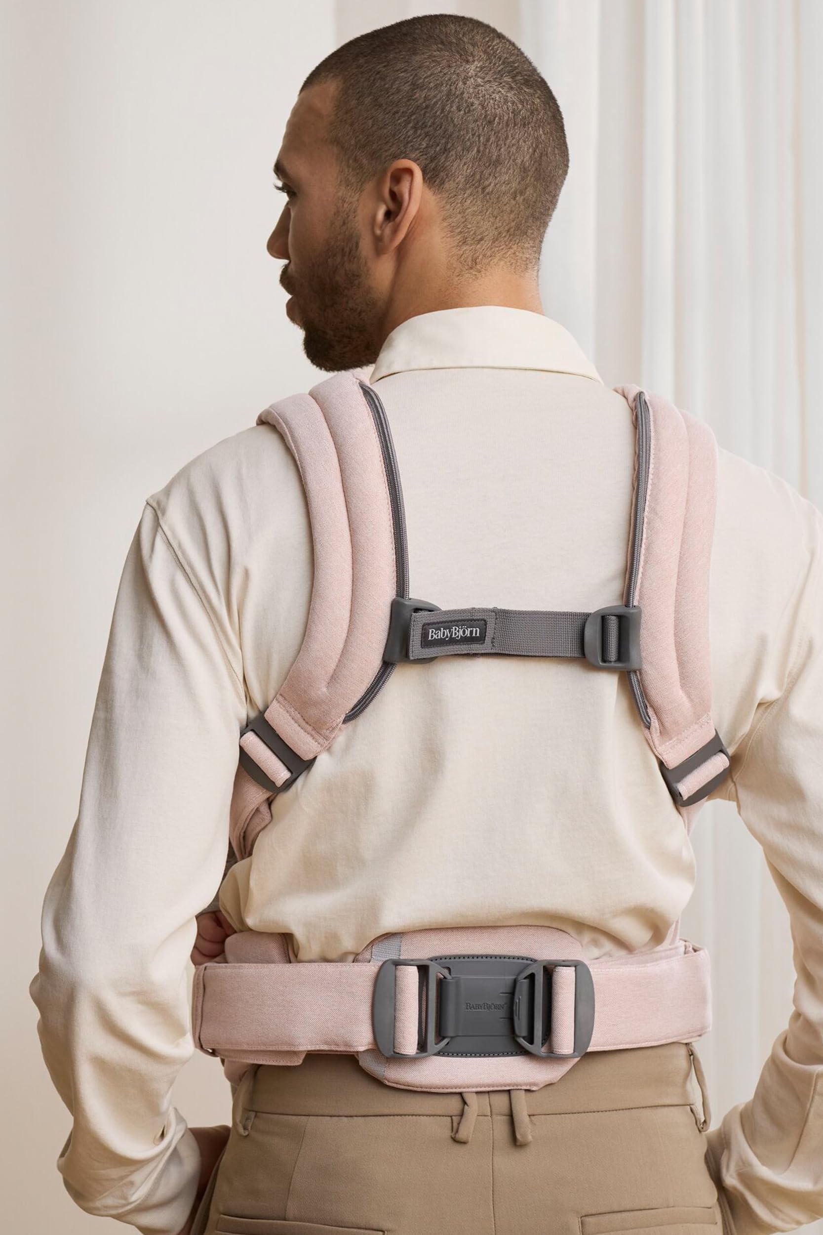 BabyBjörn Harmony back-carry position supports hips and hands-free daily tasks.