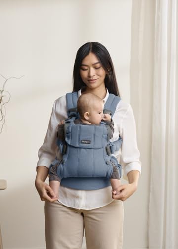 BabyBjörn Harmony blue newborn position promotes closeness and hip-friendly alignment.