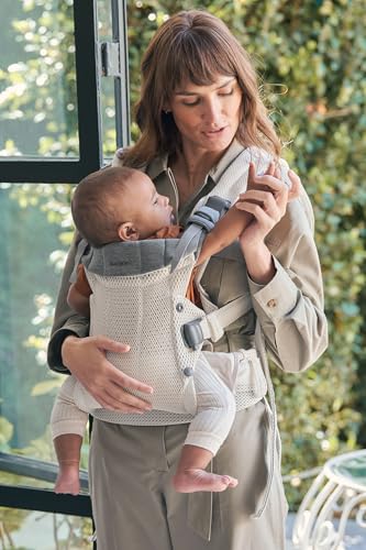 BabyBjörn Harmony brushed mélange fabric feels soft against baby's skin.
