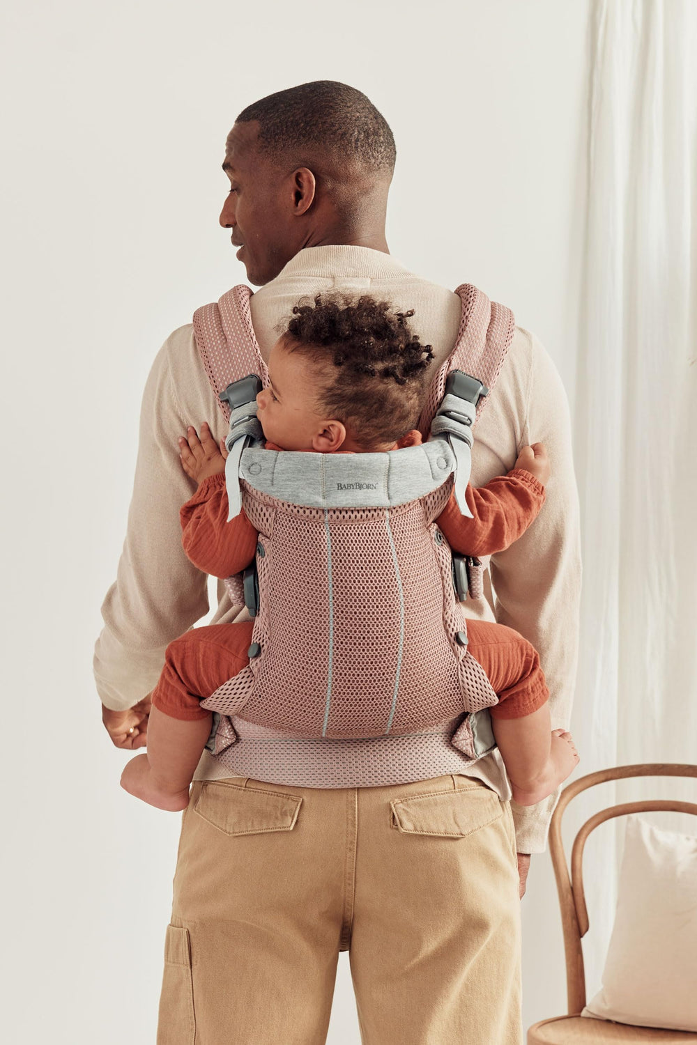 Newborn position in Harmony demonstrates secure closeness for early bonding.