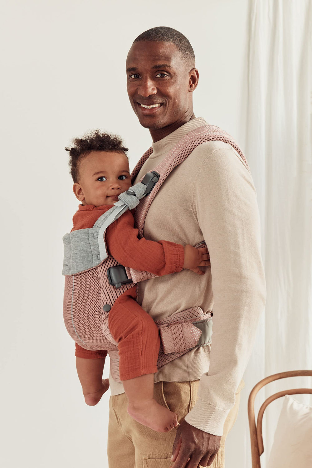 Harmony dusty pink waist belt demonstrates pressure-relieving support for caregiver comfort.