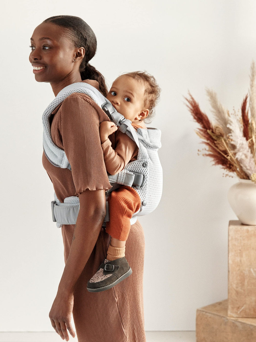 BabyBjörn Harmony facing-in position demonstrates intimate bonding and security for newborns.