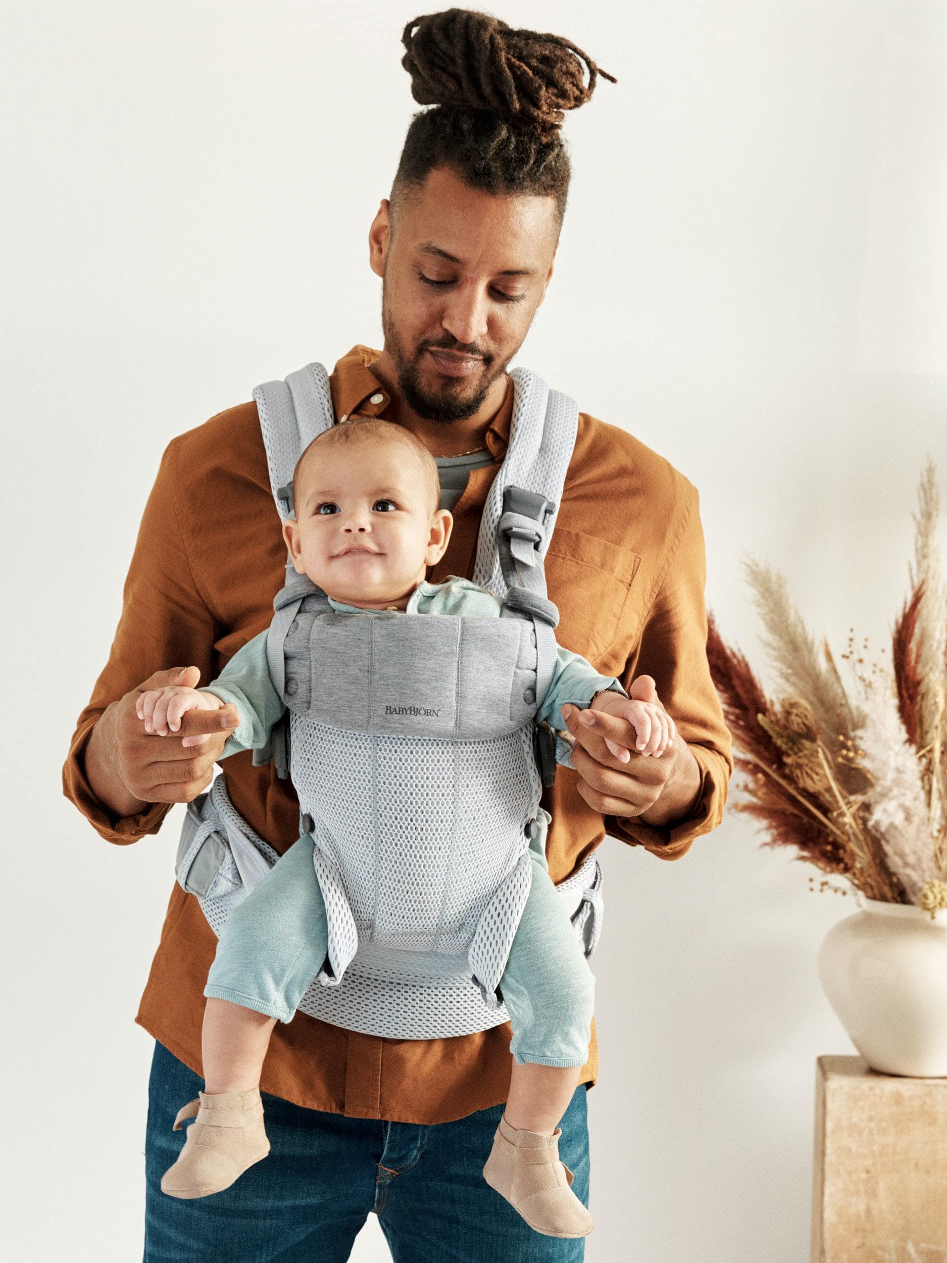 BabyBjörn Harmony facing-out position offers visibility while keeping baby close.