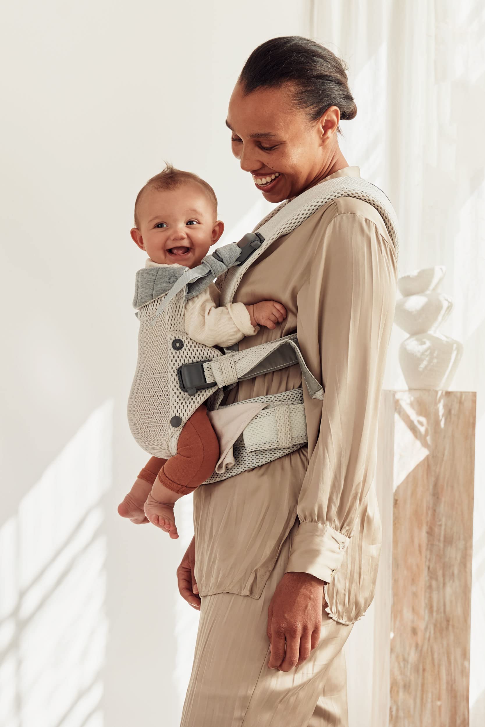 BabyBjörn Harmony facing-out position highlights active bonding during exploration.