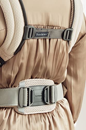 BabyBjörn Harmony lightweight, packable design fits in stroller or diaper bag.