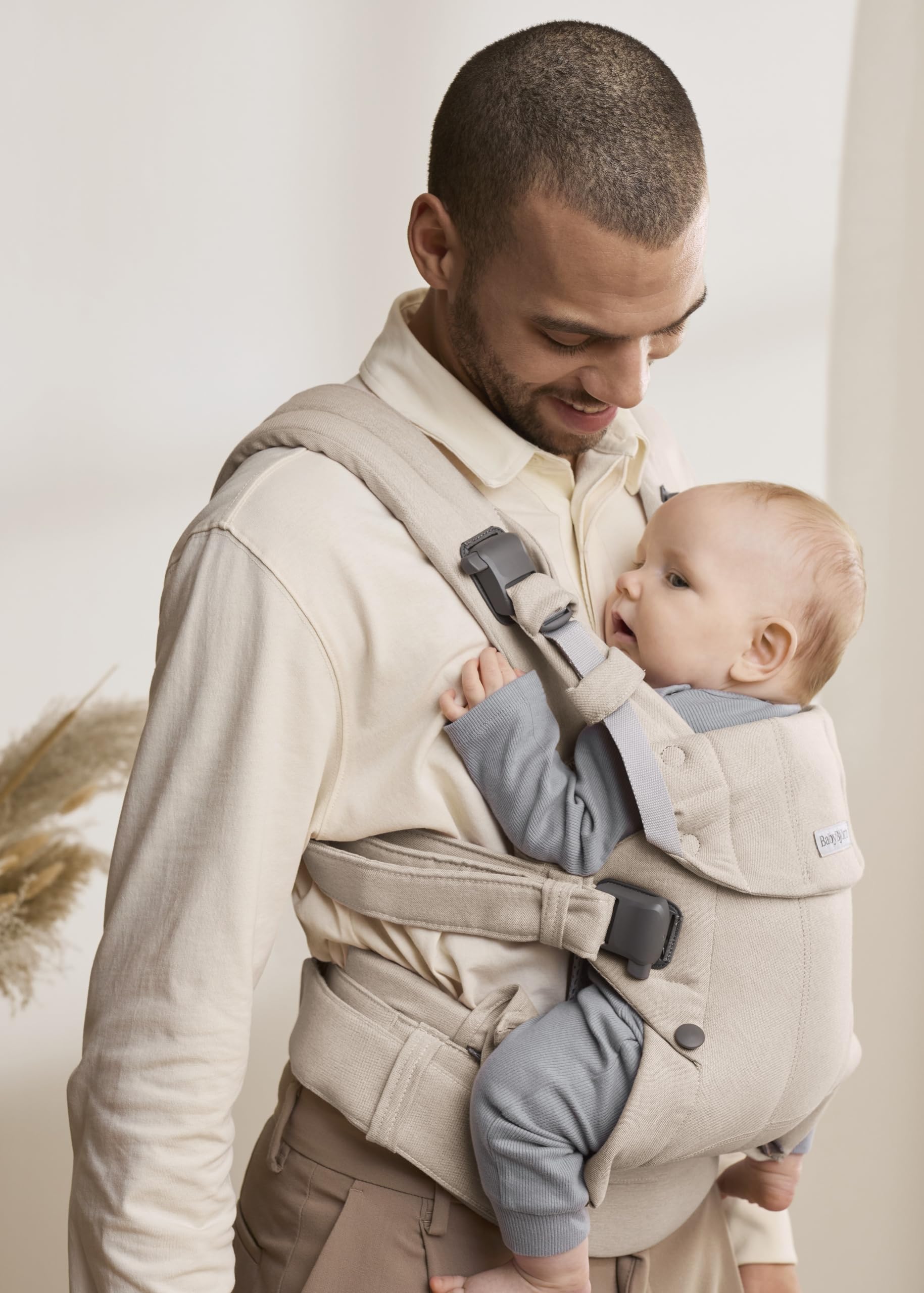 BabyBjörn Harmony newborn-facing-in position demonstrates secure closeness and bonding during early days.