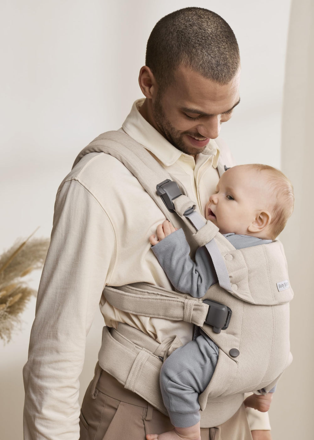 BabyBjörn Harmony newborn-facing-in position demonstrates secure closeness and bonding during early days.
