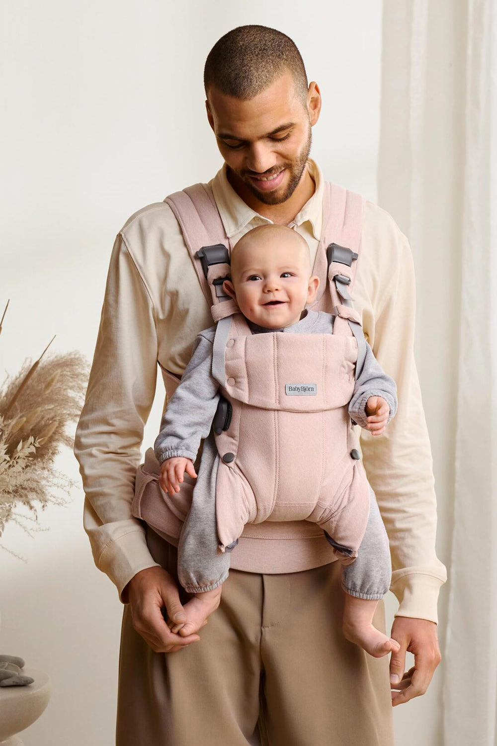 BabyBjörn Harmony newborn-facing-in position demonstrates early bonding and closeness.