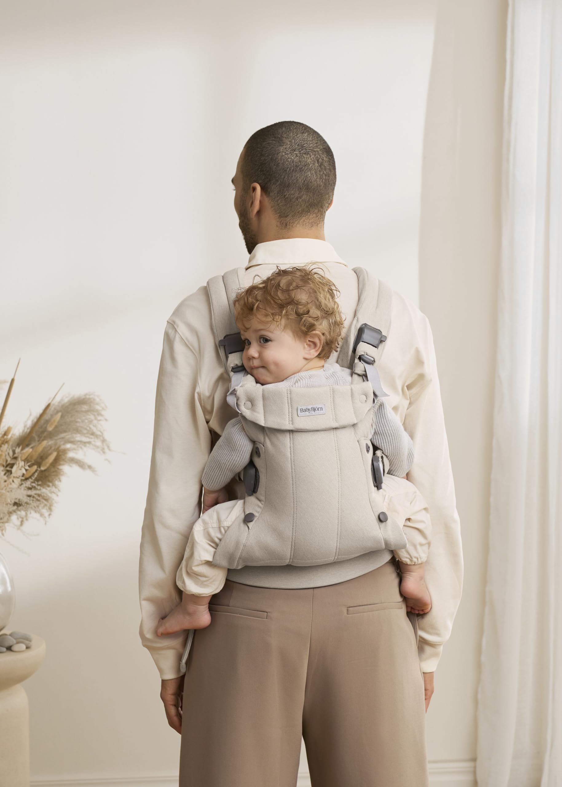 BabyBjörn Harmony packable design supports on-the-go parents fitting easily in bags.