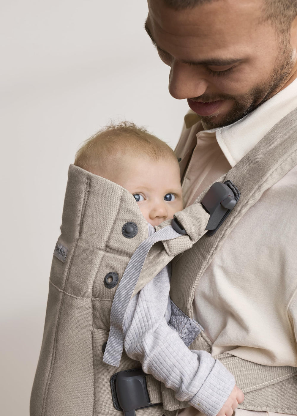 BabyBjörn Harmony padded shoulder straps highlight comfortable all-day wear for caregivers.