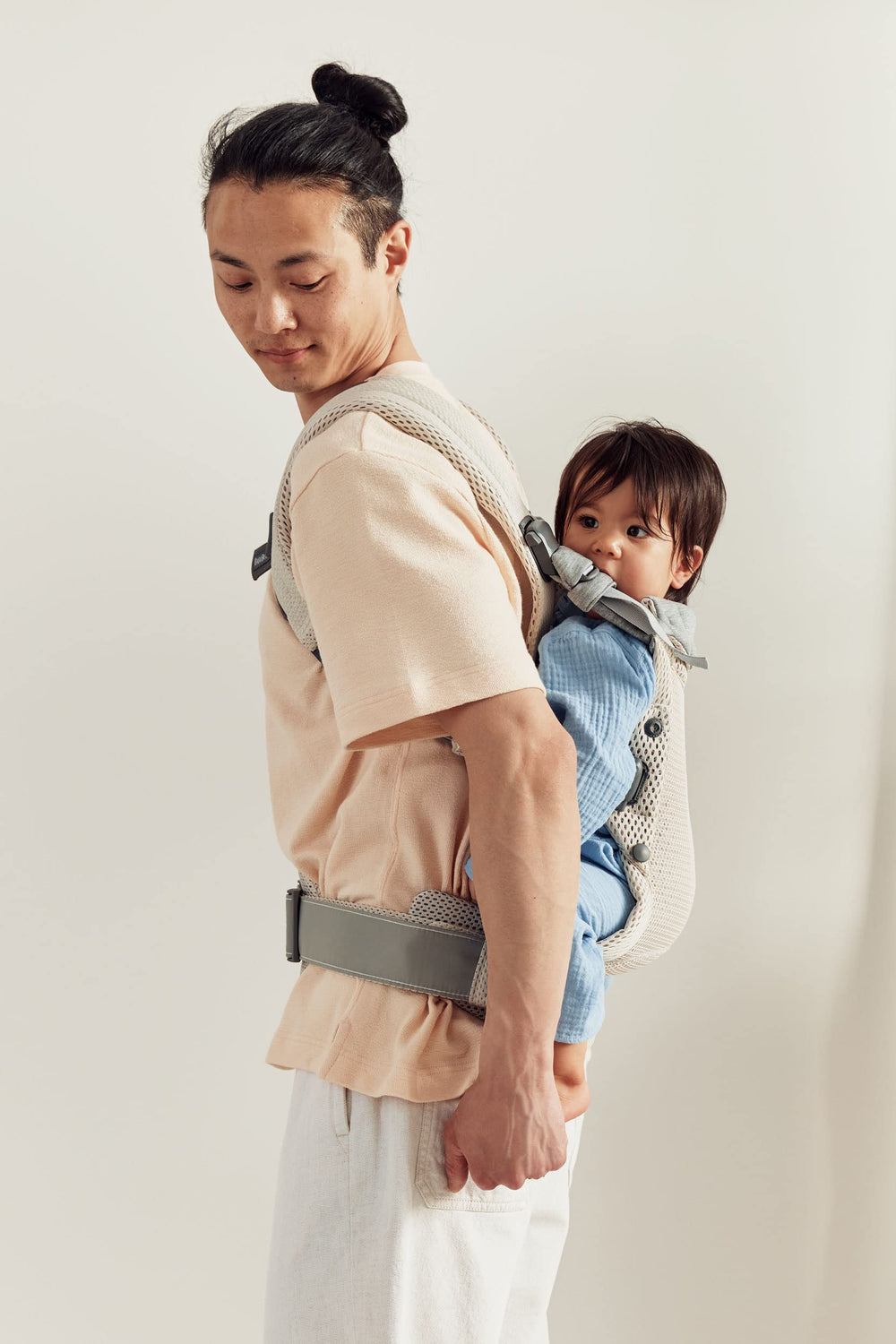 BabyBjörn Harmony padded shoulder straps and back support reduce fatigue.