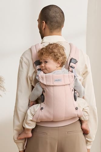 BabyBjörn Harmony padded shoulder straps cushion shoulders during extended wear.