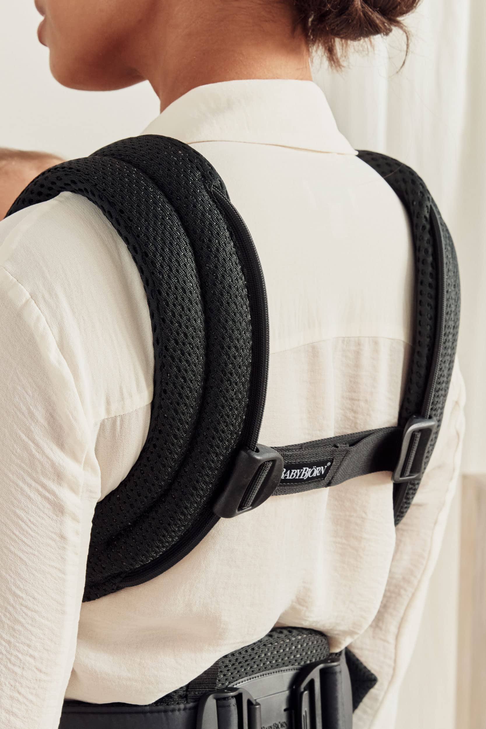 BabyBjörn Harmony padded shoulder straps reduce fatigue during long carries.