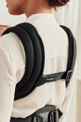 BabyBjörn Harmony padded shoulder straps reduce fatigue during long carries.